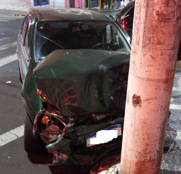 Foto 3 de 5 — ​Colisão entre carros deixa 2 feridos no Centro de Araraquara